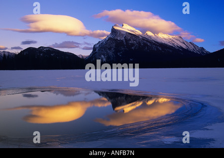 Mount Rundle spiegelt sich in Vermillion Lake, Banff Nationalpark, Alberta, Kanada. Stockfoto