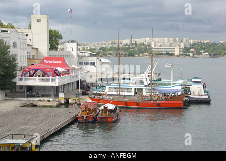 Sewastopol Hafen Ukraine Fähren Abholung und aussteigen Passagiere auf dem Weg zu Orten rund um dieses wichtige Marinebasis Stockfoto