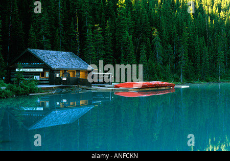 Das Chateau Lake Louise Bootshaus am Lake Louise, Banff Nationalpark, Alberta, Kanada Stockfoto