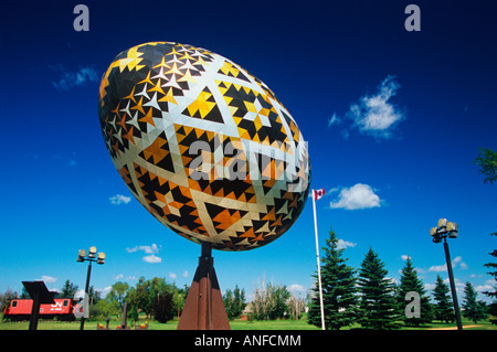 Weltweit größte Osterei, das Pysanka. Elch Park, Vegreville, Alberta, Kanada Stockfoto