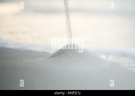 Sand am Strand auf Haufen fallen Stockfoto