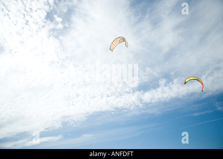 Drachen im Himmel, niedrigen Winkel Ansicht Stockfoto