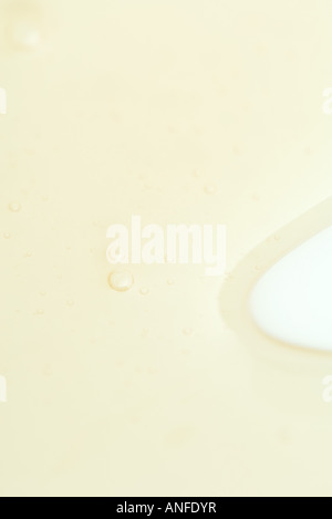 Luftblasen im gelben Flüssigkeit, extreme Nahaufnahme Stockfoto