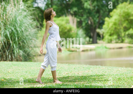 Junge Frau im Park, zu Fuß nach oben Stockfoto