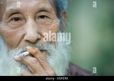 Älterer Mann Rauchen Zigarette Stockfoto