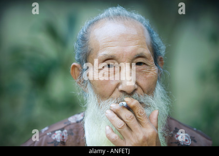 Älterer Mann Rauchen Zigarette Stockfoto