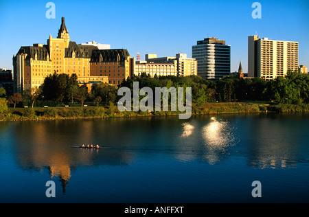 South Saskatchewan River und das Delta Bessborough Hotel, Saskatoon, Saskatchewan, Kanada Stockfoto