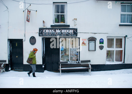 Ardara County Donegal Ireland A Frau geht vorbei an Nancys Bar an der Front Street in der Stadt Stockfoto