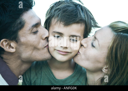 Mann und Frau küssen Sohn auf Wangen, Nahaufnahme Stockfoto