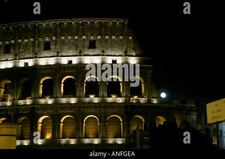 Alten Rom: Kolosseum beleuchtet in der Nacht Rom Italien Flavian Amphitheater von eingeweiht 80 A D von Titus Vespasian begonnen wurde Stockfoto