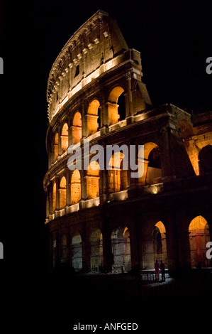 Alten Rom: Kolosseum beleuchtet in der Nacht Rom Italien Flavian Amphitheater von eingeweiht 80 A D von Titus Vespasian begonnen wurde Stockfoto