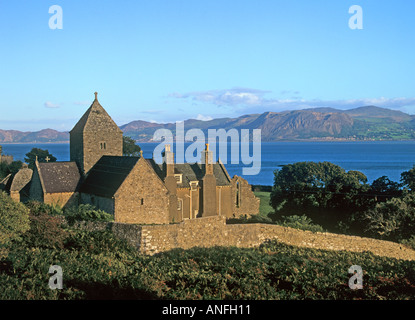 PENMON ISLE OF ANGLESEY NORTH WALES UK der legendären Gruppe Denkmäler Priory Pfarrkirche und Taubenschlag Stockfoto