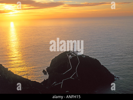 HOLYHEAD ISLE OF ANGLESEY NORTH WALES UK die Sonne geht hinter dem South Stack Leuchtturm erbaut im Jahre 1809 auf Ynys Lawd Stockfoto