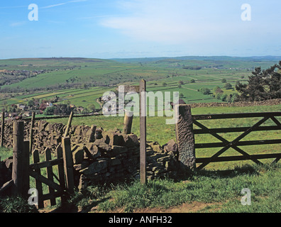 EYAM DERBYSHIRE England UK kann Blick hinunter auf das historische Dorf von einem Fußweg hoch über Middleton Dale Stockfoto