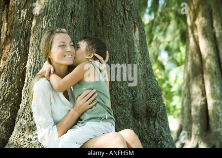 Mutter und Sohn, Frau, Blume, junge Wange küssen Stockfoto
