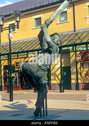 HASTINGS EAST SUSSEX UK Skulptur von Spirit of Cricket von Allan Sly vorgestellt von HM die Königin 06.06.97 Stockfoto