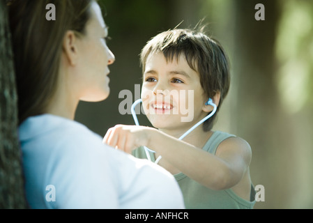 Mutter und Sohn, junge vorgibt, Arzt Stockfoto