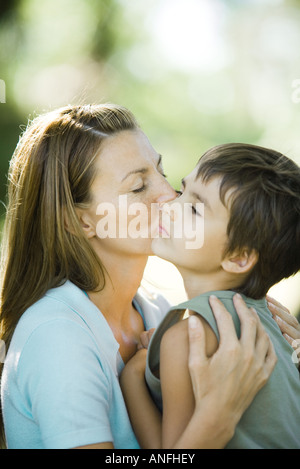 Mutter und Sohn, Frau Junge auf Wange küssen Stockfoto