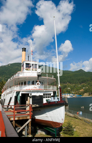 Gestrandeter Raddampfer SS Moyie ist heute ein Museum in Kaslo auf Kootenay Lake in den Selkirk Mountains, British Columbia, Kanada. Stockfoto