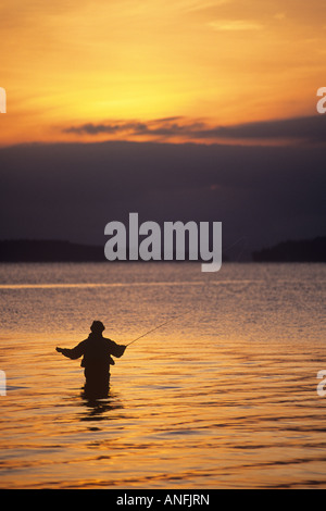 Mann Wurfversuchen an Cherry Point Beach, Cowichan Valley, Vancouver Island, British Columbia, Kanada. Stockfoto