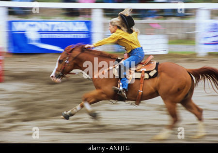 Frau auf einem Pferd im Luxton Pro Rodeo, Victoria, Vancouver Island, British Columbia, Kanada. Stockfoto