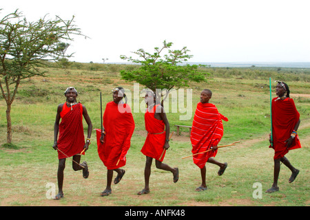 Massai-Krieger führen willkommen Tanz Masai Mara Tribal Village Kenia in Ostafrika Stockfoto