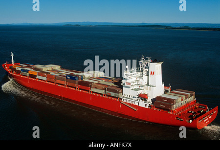 Luftaufnahme eines Schiffes, das Navigieren in des St. Lawrence River, Ontario, Kanada. Stockfoto