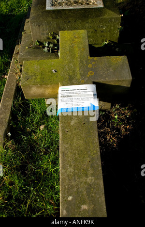 St Johns Kirche furnished Bad BaNES England UK A Hinweis auf einen Gedenkstein kennzeichnet, dass es unsicher Stockfoto