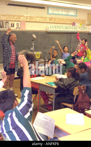 Schüler aufholen Alter von 9 bis 13 in der Sommerschule Klasse Lehrer reagiert. Holland Schule Minneapolis Minnesota USA Stockfoto