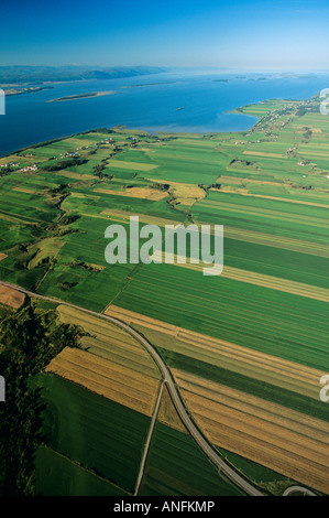 Luftaufnahmen von der Südküste mit den St.-Lorenz-Strom darüber hinaus, Quebec, Kanada. Stockfoto