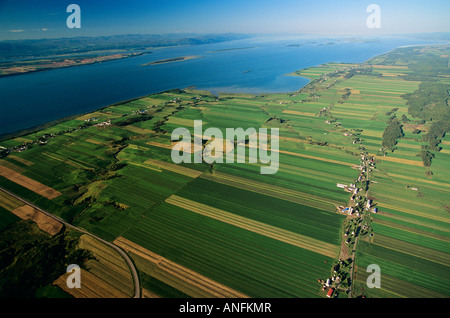 Luftaufnahmen von der Südküste mit den St.-Lorenz-Strom darüber hinaus, Quebec, Kanada. Stockfoto