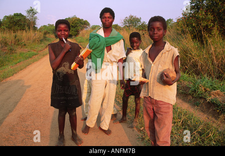 Kinder auf dem Heimweg von der Schule. Zambezia, Mosambik Stockfoto