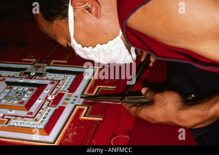 Namgyal Mönch Erstellen der komplexen, rituelle Kalachakra Sand Mandala während des Kalachakra Festival gehostet von S.H. Dalai Lama in Bodh Gaya, Bihar, Indien Stockfoto