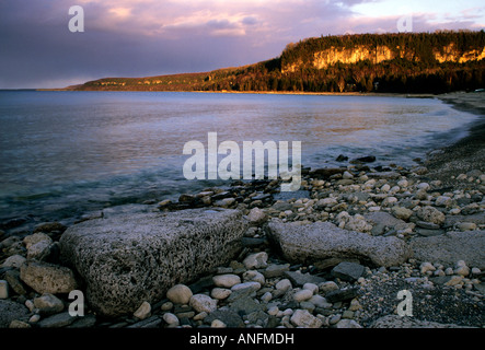 Sonnenuntergang fällt auf den Klippen von der Niagara-Schichtstufe über Barrow Bucht, einen Teil der Georgian Bay, Bruce Peninsula, Ontario, Canad Stockfoto