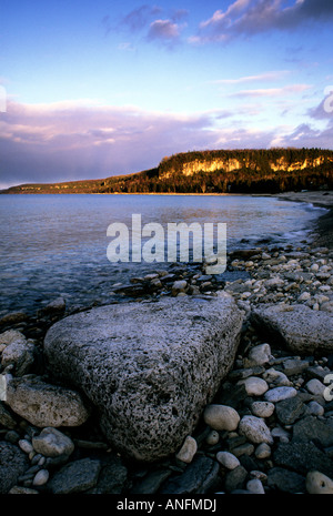 Sonnenuntergang fällt auf den Klippen von der Niagara-Schichtstufe über Barrow Bucht, einen Teil der Georgian Bay, Bruce Peninsula, Ontario, Canad Stockfoto