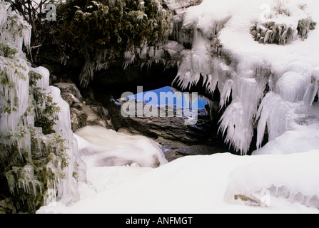 Eiszapfen Draps einem natürlichen Felsen Bogen auf dem Bruce Trail entlang der Georgian Bay Küste Indian Head Cove, Bruce Peninsula Nati Stockfoto