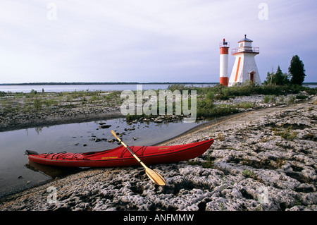 Eine Kajak sitzt neben dem Messer-Insel-Leuchtturm, befindet sich in Lake Huron, Offshore-von Stokes Bay, Bruce Peninsula, Ontario, kann Stockfoto