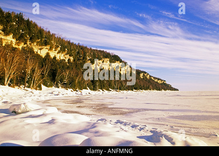 Der Niagara-Schichtstufe im Winter an der Georgian Bay Küste in Barrow Bay auf der Bruce-Halbinsel, Ontario, Kanada. Stockfoto