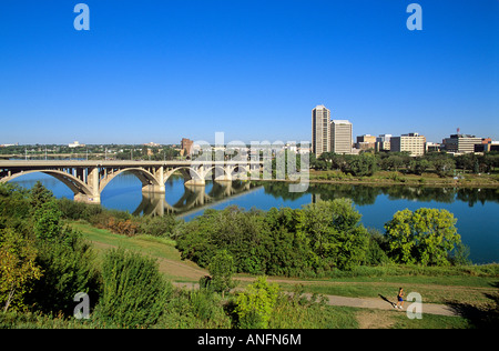 Brücke über den Fluss von Saskatchewan, Saskatoon, Saskatchewan, Kanada. Stockfoto