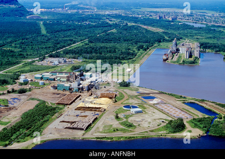 Luftbild der Zellstoff- und Papierfabrik, Thunder Bay, Ontario, Kanada. Stockfoto