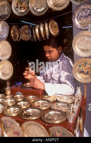 Sousse - Messing Handwerker bei der Arbeit auf ein Tourist Souvenir Stall in der Medina Stockfoto