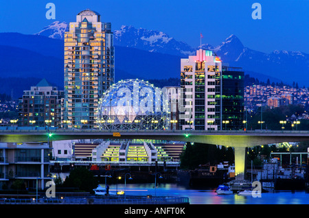 Welt der Wissenschaft in der Abenddämmerung am False Creek in Vancouver, British Columbia, Kanada Stockfoto