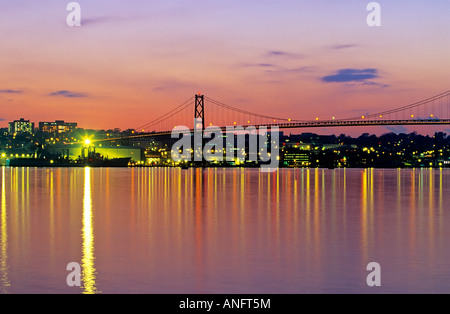 Angus L. MacDonald Bridge reflektiert im Hafen in der Abenddämmerung, Halifax, Nova Scotia, Kanada. Stockfoto