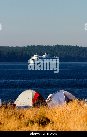 BC Fähren Segeln vorbei an Camper am Ruckle provincial Park, Salz Frühling, Salt Spring Island, Britisch-Kolumbien, Kanada Stockfoto