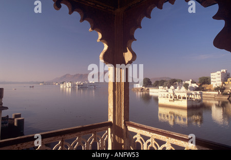 Palace Hotel in Lake und Lake Pichola Udaipur Rajasthan Indien Stockfoto