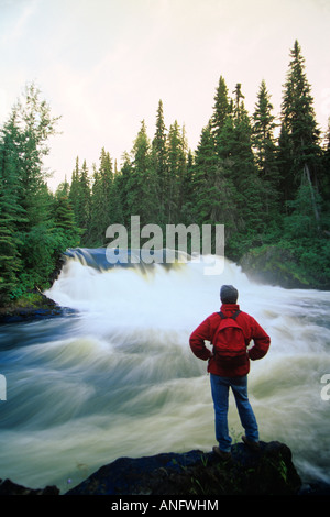 Wanderer am Wekusko Falls, Wekusko Falls Provincial Park, Manitoba, Kanada. Stockfoto