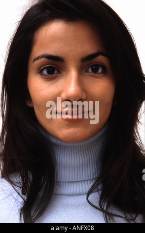 Close up Portrait of Hispanic Frau glücklich in einem blauen Rollkragenpullover Stockfoto