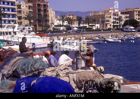 Fischer am Hafen Kai im Zentrum von Roquetas de Mar an der Costa Almeria Stockfoto