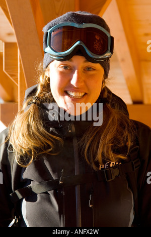 Attraktive Frau Skifahrer lächelnd und glücklich, Valkyr Abenteuer Lodge, Selkirk Mountains, British Columbia, Kanada. Stockfoto