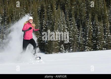 Frau mittleren Alters, Schneeschuhwandern im Tiefschnee, Sun Peaks Resort, Britisch-Kolumbien, Kanada. Stockfoto